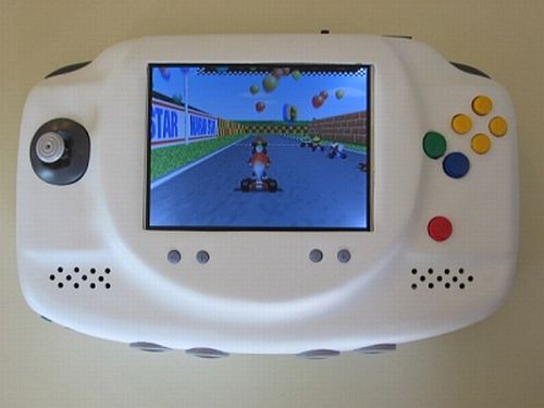 Nintendo 64 vira portátil na mão de fã